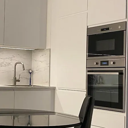 Chic 1-br With Terrace, Ac & Wi-fi Apartamento *