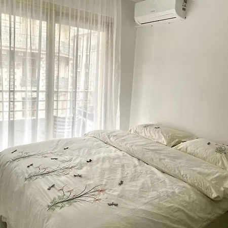 Chic 1-br With Terrace, Ac & Wi-fi