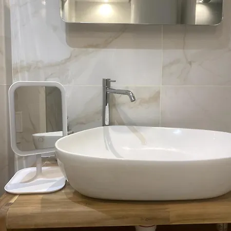 Chic 1-br With Terrace, Ac & Wi-fi * Niza